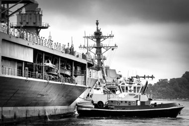USS Blue Ridge (LCC-19), Japonya 'nın Yokosuka limanında Defiant adlı bir donanma römorkörü tarafından limana geri götürüldü..