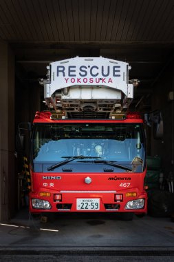 Yokosuka İtfaiyesi 'nin itfaiye istasyonunda bir itfaiye kamyonu bekliyor..
