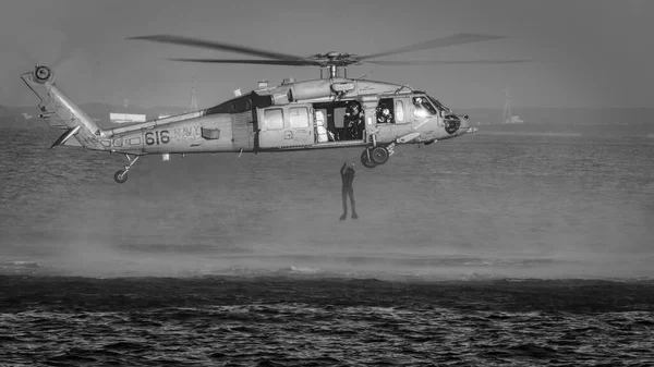 Hélicoptère Marine Américaine Avec Nageur Sauvetage Sautant Dans Eau Large — Photo