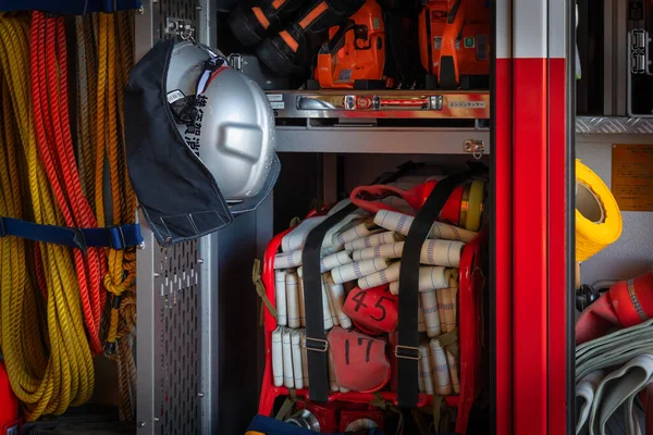 Vista Lateral Caminhão Bombeiros Com Capacete Incêndio Sentado Casa Bombeiros — Fotografia de Stock