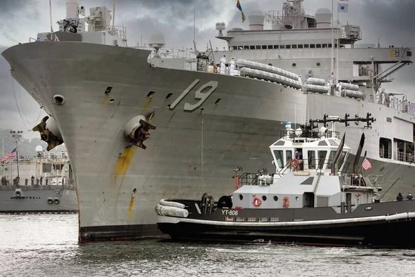 Ussブルーリッジ Lcc 横須賀港のプイヤルアップ海軍タグボートによって港に戻るように誘導された — ストック写真