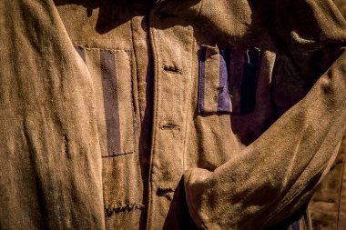 Bir vitrin, Teksas, El Paso 'daki Yahudi toplama kampı kurbanının ceketini içeriyor..