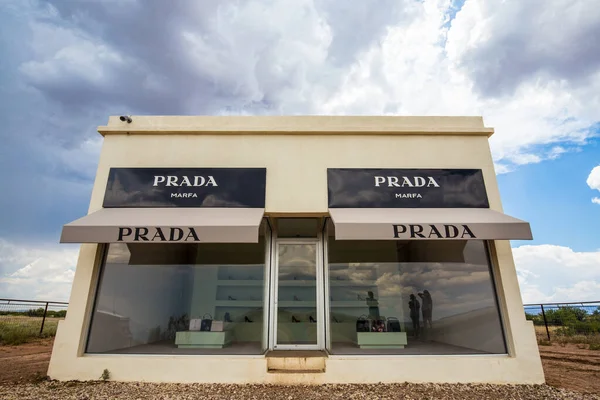 Toursists Reflect Windows Prada Sculpture Marfa Texas Designed Look Store — Stock Photo, Image