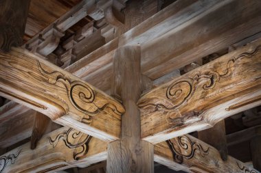 Kamakura, Japonya 'daki Beş Dağ Tapınağı' nın baş tapınağı Kenchoji Tapınağı 'nın altındaki destek kirişleri..