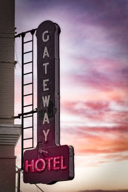 İlk olarak 1902 yılında bir ofis binası olarak inşa edilmiş ve daha sonra 1927 yılında bir otele dönüştürülmüş olan Gateway Hotel, El Paso, Teksas 'taki en eski binalardan biridir..