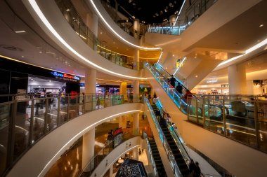 DiverCity Tokyo Plaza alışveriş merkezinin yürüyen merdivenleri, Tokyo, Japonya 'da çok katlı bir alışveriş merkezi..