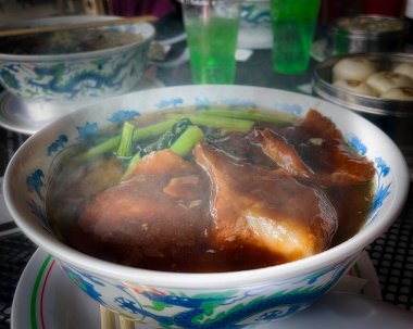 Yokohama, Japonya 'da domuz eti ve yeşilliklerle dolu bir kase sıcak ramen..