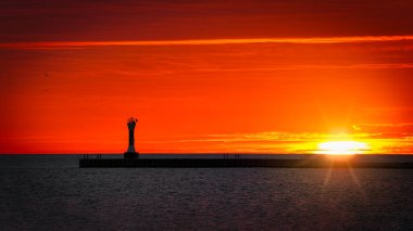 Aralık sabahı Manitowoc, Wisconsin 'de boş bir iskele..