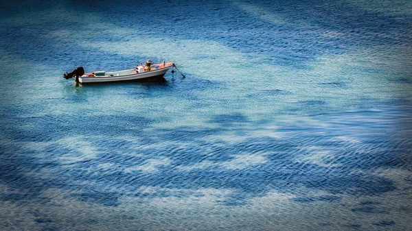 Een Vissersboot Ligt Alleen Voor Anker Vissershaven Van Hashirimizu Bij — Stockfoto