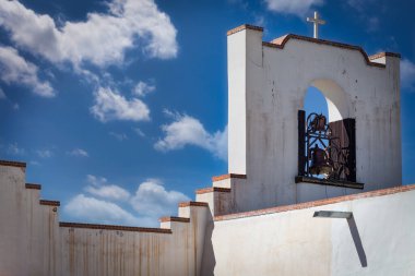 Güneş, 1840 'da El Paso yakınlarındaki Socorro, Teksas' ta inşa edilen Socorro Misyonu 'nun çan kulesinde parlıyor..