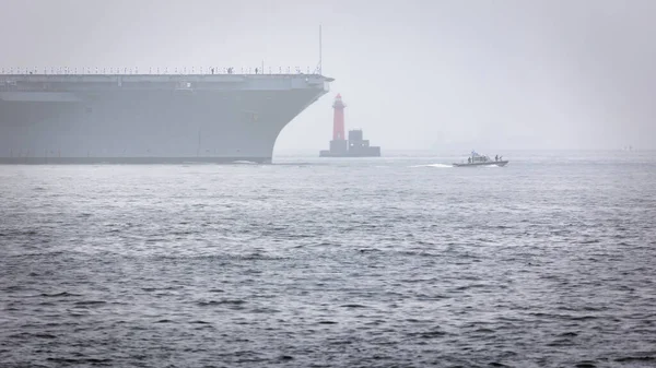 Авіаносець Вмс Сша Супроводжується Порту Йокосука Тумані Токійської Затоки Японії — стокове фото
