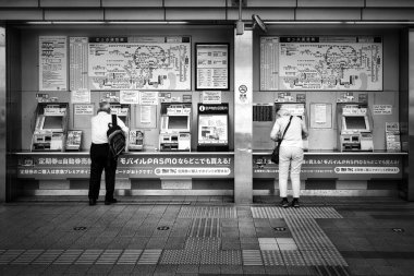 Yokosuka, Japonya 'daki Shinagawa Tren İstasyonu' ndan iki yolcu bileti almış..