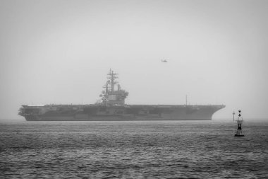 Yokosuka limanından Japonya 'daki Tokyo Körfezi' nin sisine doğru giden bir Amerikan Donanma uçağı var..
