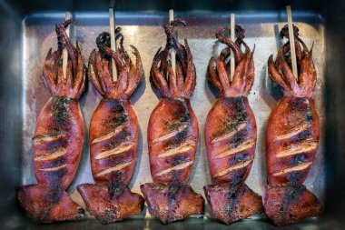 Enoshima Adası 'nda Japon sokak yemekleri, çubukta kavrulmuş kalamar..