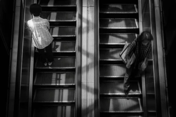 Uma Mulher Está Pacientemente Lado Uma Escada Rolante Enquanto Outra — Fotografia de Stock