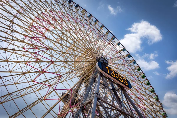 横浜市のダウンタウンにあるコスモクロック21フェリスホイール — ストック写真