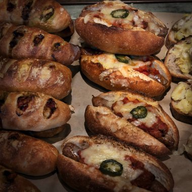 Tokyo, Japonya 'da bir fırında biberli sosis ve domates sosu..