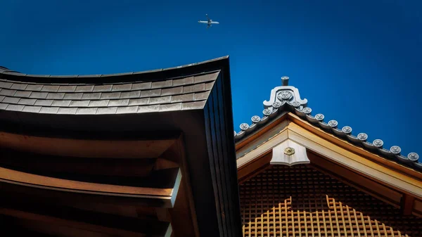 Patrząc Góry Jak Samolot Lata Nad Dachem Cieniami Tengenji Rozciągacz — Zdjęcie stockowe