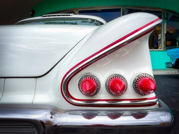 1958 model Chevrolet Impala Spor Coupe 'nin arka yüzgeçleri ve arka ışıkları Osaka' daki Universal Stüdyoları Japonya 'da sergilenmektedir..