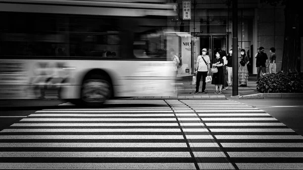 Les Gens Qui Attendent Traverser Rue Comme Bus Passe Par — Photo