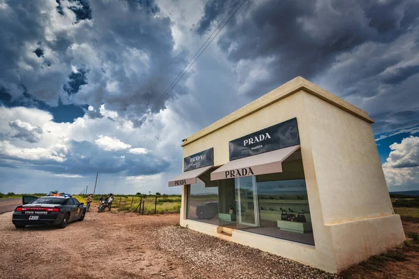 Texas State Trooper Talks Motorcyclist Prada Marfa Sculpture Designed Look — Stock Photo, Image