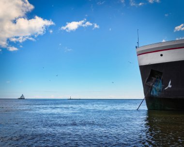 Martılar ve gemi yayı, tipik bir Manitowoc, Wisconsin deniz manzarası..