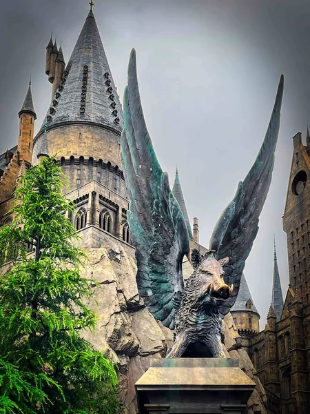 Osaka 'daki Universal Stüdyoları' nda Hogwarts Cadılık ve Büyücülük Okulu önünde bir heykel..