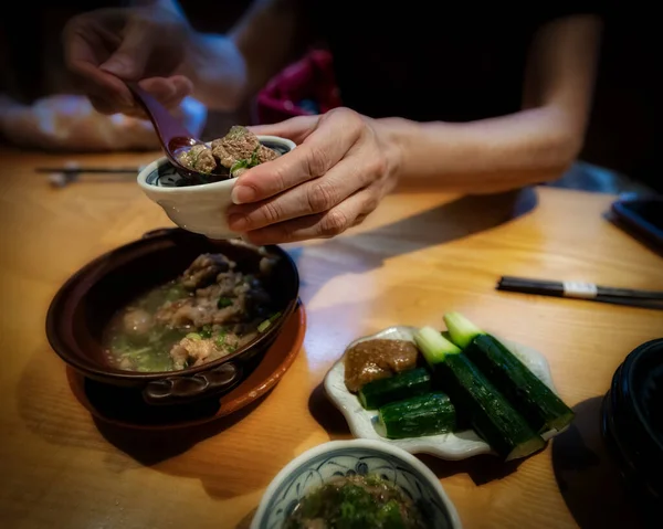 Женщина Добывает Мясо Бульон Миски Столом Осаке Япония — стоковое фото