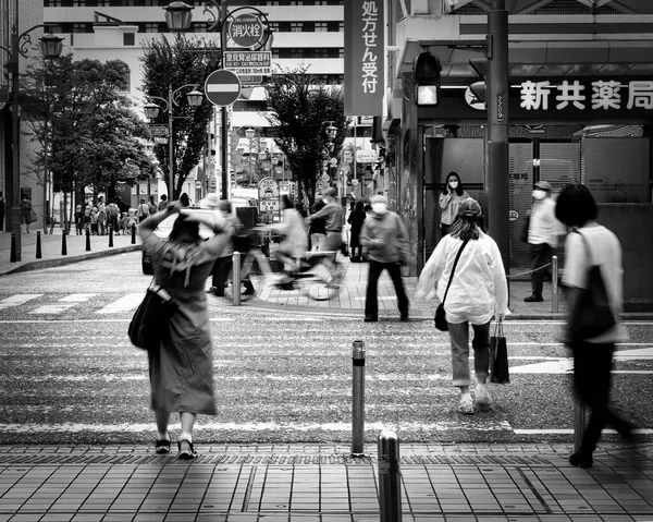 Maskeli Yayalar Yokosuka Japonya Işlek Bir Şehir Merkezindeki Kavşaktan Geçiyorlar — Stok fotoğraf