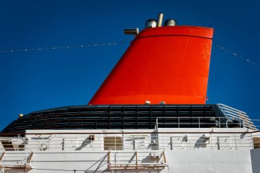 Yokohama, Japonya 'ya demir atmış bir yolcu gemisinin dumanının ardındaki mavi gökyüzü..
