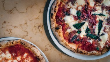Japonya 'da Kamakura' da bir masada iki pizza var. Japonlar da dünyanın çoğu gibi otantik İtalyan pizzasını severler..