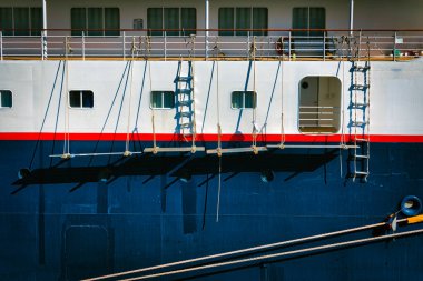 Japonya 'nın Yokohama kentinde yeniden boyanma ve kenetlenme sürecinde bir yolcu gemisinin iskelesinde asılı duruyor..