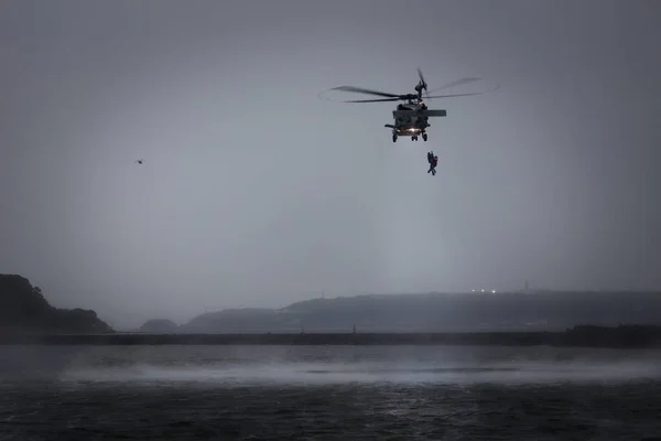 Hélicoptère Marine Américaine Entraîne Avec Des Nageurs Sauvetage Dans Baie — Photo