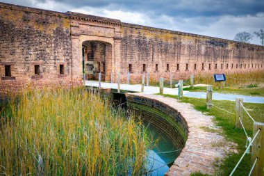 Dış duvarlar, silah embriyoları ve Savannah, Georgia yakınlarındaki Old Fort Jackson 'ın ana kapısı..