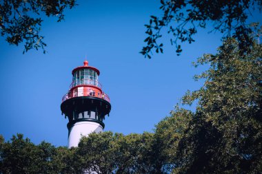 Turistler Saint Augustine, Florida 'daki Saint Augustine Deniz Feneri' nin manzarasına hayret ediyorlar..