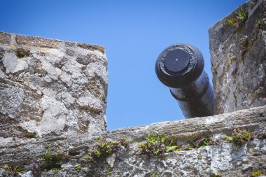 Saint Augustine, Florida 'daki Castillo de San Marcos Ulusal Anıtı' nın tepesinde bir İspanyol topu duruyor..