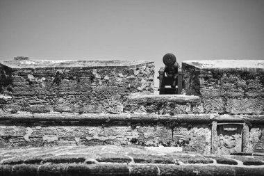 Saint Augustine, Florida 'daki Castillo de San Marcos Ulusal Anıtı' nın tepesinde bir İspanyol topu duruyor..