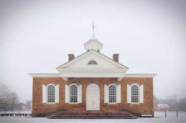 1771 'de inşa edilen eski tuğla mahkeme binasında kar fırtınası hala Virginia, Williamsburg Kolonisi' nde duruyor..