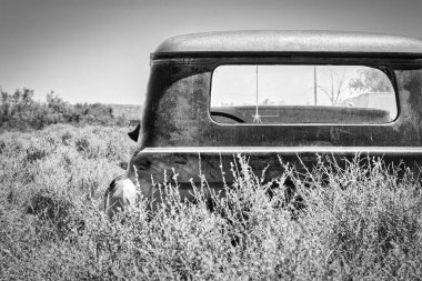 Paslanmış eski bir kamyonet, ıssız bir çölde, Acala, Teksas yakınlarında..