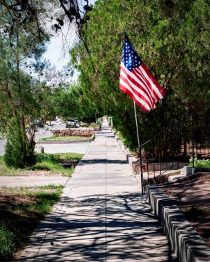 El Paso, Teksas 'taki Manhattan Heights Tarihi Bölgesi kaldırımında Bağımsızlık Günü' nde bir Amerikan bayrağı sergilendi..