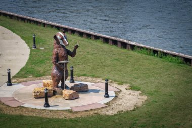 Gemi yapımcısı, heykeltıraş Carl Vanderheyden tarafından yapılan 3,5 metrelik porsuk heykeli Manitowoc, Wisconsin 'e gelen turistleri karşılamak için limanda duruyor..