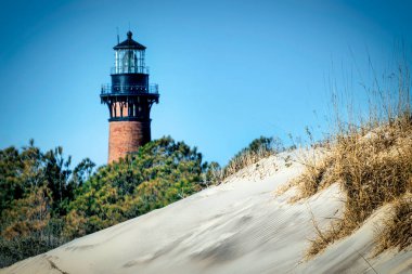 Currituck Sahili 'nin kumları ve plajları Kış günü Corolla, Kuzey Carolina' da Currituck Light ile.