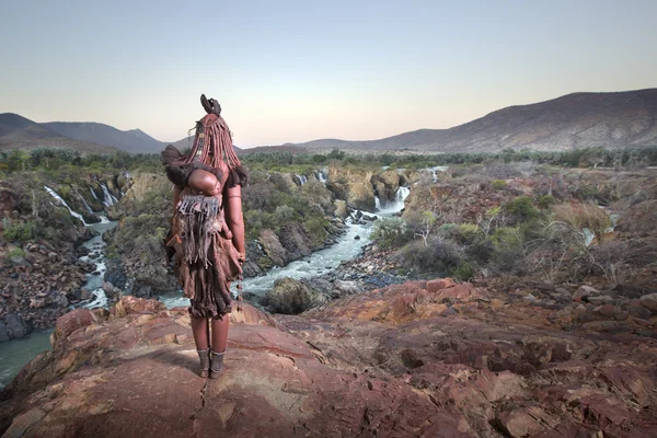 Himba in kunene region von namibia — Stockfoto