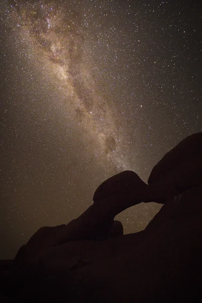 Milky way over Spitzkoppe rock boog — Stockfoto