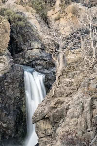 Cataratas de Epupa na fronteira da Namíbia — Fotografia de Stock