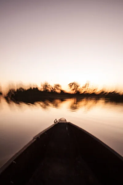 Mokoro galleggia attraverso il delta dell'Okavango — Foto Stock
