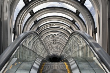 Umeda gökyüzü binada yürüyen merdiven