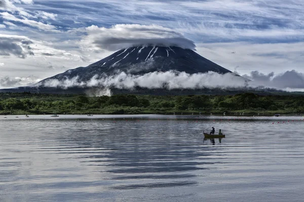 Barco de pesca no lago — Fotografia de Stock