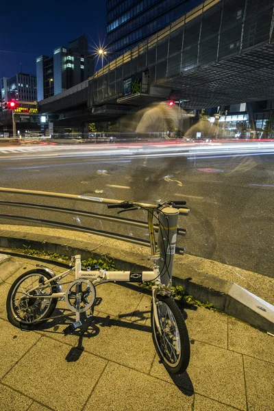 Estacionamento de bicicleta branca na rua japonesa — Fotografia de Stock