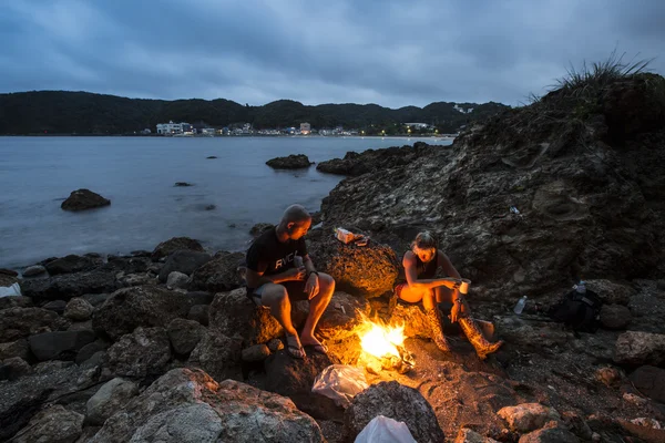 People resting on the coast of the sea. — Stock Photo, Image